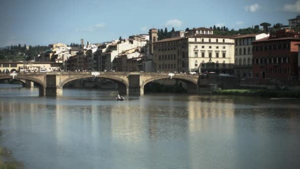 Съемка переполненного моста в итальянском городе — стоковое видео