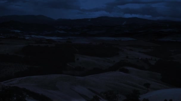Establecimiento de Shot of Landscape con Countryside Road en la noche. Cámara inclinada — Vídeo de stock