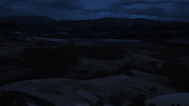 Estableciendo Shot of Landscape con Countryside Road en Rainy Night. Cámara inclinada — Vídeo de stock