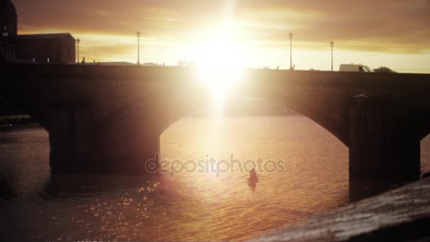 Aufnahme einer alten Brücke bei Sonnenuntergang in der Toskana. — Stockvideo