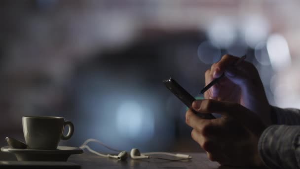 Usando o telefone móvel com Stylus na cafeteria — Vídeo de Stock