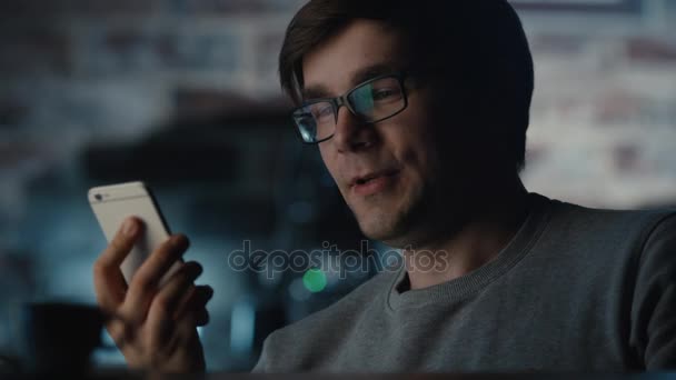 Man Have Video Conference on Phone in Coffee Shop — Stock Video