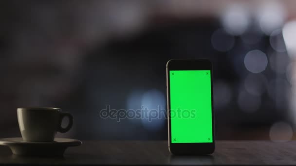 Utilizzando il telefono cellulare con schermo verde su sfondo nero. Ottimo per l'uso finto . — Video Stock