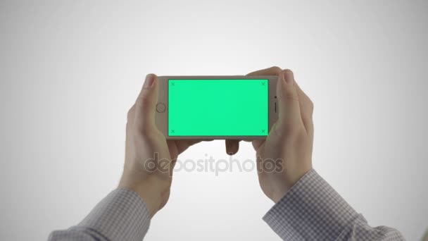 Uso de teléfono móvil con pantalla verde sobre fondo blanco. Grande para el uso de Mock-up . — Vídeos de Stock