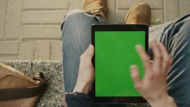 Ο άνθρωπος είναι χρησιμοποιώντας το Tablet στην αγκαλιά σε εξωτερικούς χώρους στην ηλιόλουστη μέρα. Πρωτου προσωπου — Αρχείο Βίντεο
