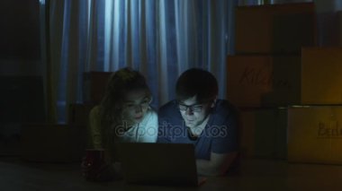 Genç çift Laptop istimal geceleri oluyor.. 