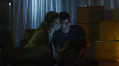 Çift Video izlerken tablet gece evde olduğunu.. 