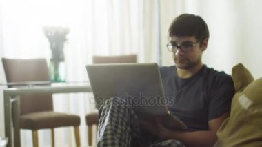 Laptop istimal sabah evde adamdır.