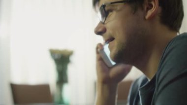 Evde telefon Talking adamdır.