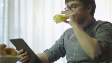 Biri kullanarak Tablet evde kahvaltı sırasında