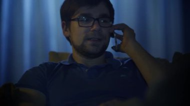 Adam telefonda gece evde olduğunu