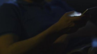 Adam telefonu gece üyemize mesaj yazabilmek için tablo alıyor