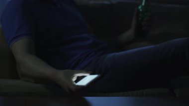 Adam telefonu gece 2 adlı üyemize mesaj yazabilmek için tablo alıyor