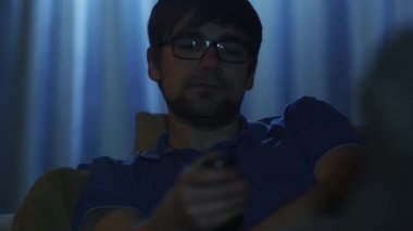 Adam geceleri Tv kapalı dönüyor