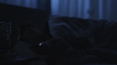 Kullanarak telefon yatakta adamdır