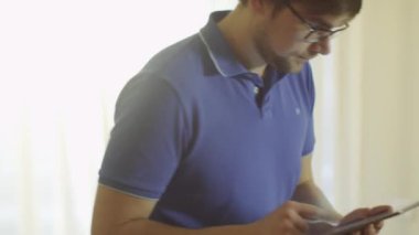 Tablet Pc kullanarak evde kanepe adamdır