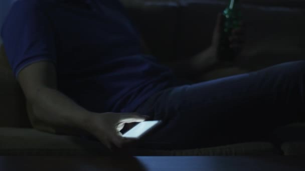 Человек берет телефон из-за стола, чтобы написать сообщение ночью 2 — стоковое видео