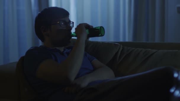 男はテレビを見て、夜 2 で飲むビールです。 — ストック動画