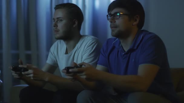 Amigos están jugando videojuegos en las noches — Vídeos de Stock