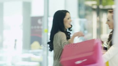 İki kız tek şey sarılma birbiriniz alışveriş merkezi.