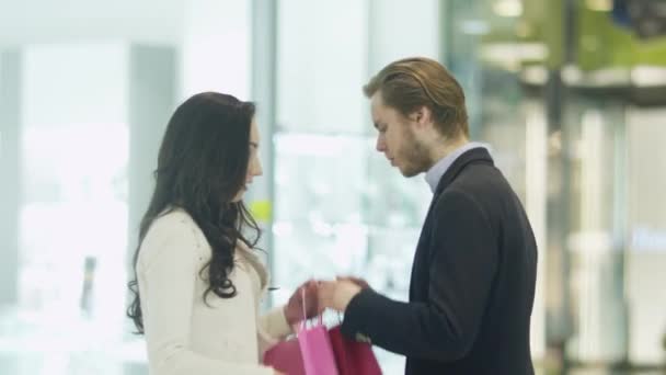 Mladý pár je bojové, holka plácající je muž v nákupní centrum. — Stock video