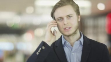 Genç yakışıklı adam telefonla arıyor. Şehir yaşam tarzı.