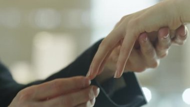 Damat gelin yüzüğü koyarak olduğunu.