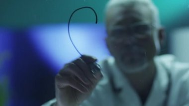 Bilim adamı camına Marker ile çizim kalbidir. Kırmızı sinema kamera 4 k (Uhd atış).