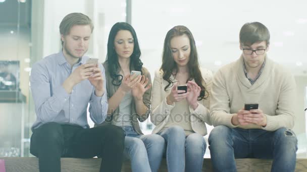 Grupa nastolatków spędza zbyt wiele czasu na ich telefony. — Wideo stockowe