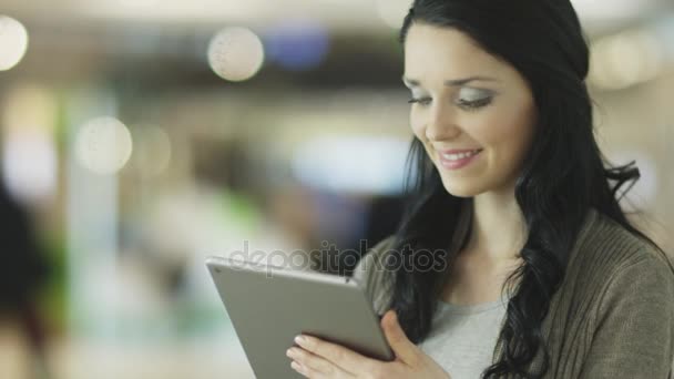 Jong meisje met perfecte Smile is werken met Tablet Pc. stad Lifestyle. — Stockvideo