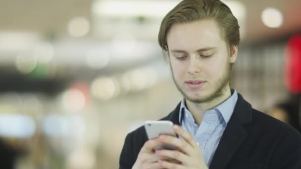 Man is met behulp van mobiele telefoon en zijn vriendin verrassingen hem — Stockvideo