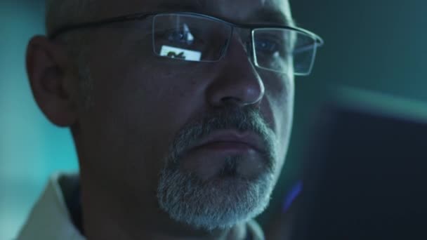 Portret średniej wieku mężczyzna przy użyciu tabletu i mieć refleksje z ekranu w okularach — Wideo stockowe