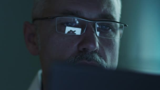 Scienziato maschio di mezza età che utilizza Tablet in laboratorio. Girato sulla macchina fotografica del cinema rosso in 4K (UHD ). — Video Stock