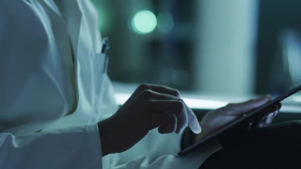 W średnim wieku mężczyzn naukowiec za pomocą tabletu w laboratorium — Wideo stockowe