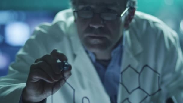 Scientist is Drawing Organic Chemical Formulas on Glass — Stock Video