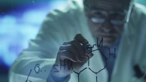 Científico está dibujando fórmulas químicas orgánicas en vidrio. Fotografía en la cámara de cine RED en 4K (UHD ). — Vídeos de Stock