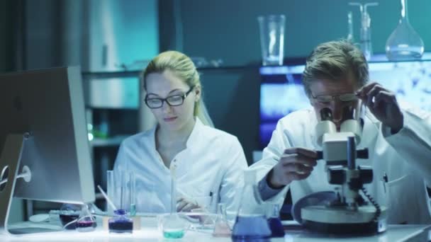 Profesora y estudiante realizan investigaciones químicas en laboratorio . — Vídeos de Stock