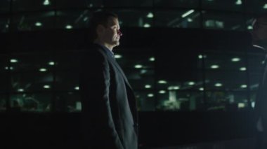 Akşam iki iş adamları arasında karşılıklı 2