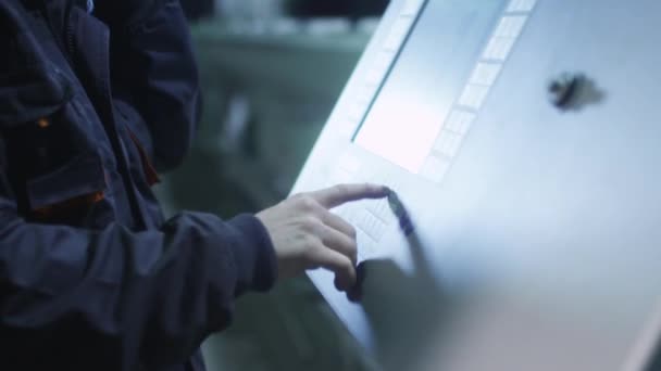 Il lavoratore della fabbrica sta installando la macchina del tornio di CNC nella fabbrica. Primo piano . — Video Stock