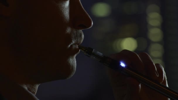 Röka elektronisk cigarett på kvällen. Närbild. — Stockvideo