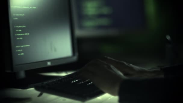 Хакер пишет команды в терминале в вечернее время — стоковое видео