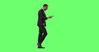 Walking and Talking Mobile Smartphone içinde belgili tanımlık geçmiş bir Mock-up yeşil ekranda işadamıdır elbiseli.