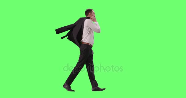 Young Successful Businessman in a Suit Enjoys Good Weather Throws Jacket over the Shoulder While Walking. Disparo en la pantalla verde simulada . — Vídeo de stock