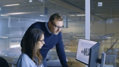 Kadın mühendis ve 3d türbin çalışmalarına erkek proje yöneticisi / motor modeli içinde onun Cad yazılımı. Fabrika içinde görülen üzerinden Office penceredir.