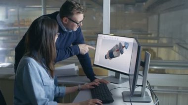 Kadın mühendis ve 3d türbin çalışmalarına erkek proje yöneticisi / motor modeli içinde onun Cad yazılımı. Fabrika içinde görülen üzerinden Office penceredir.