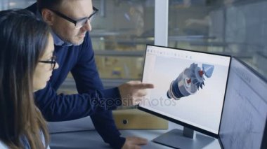 Kadın mühendis ve 3d türbin çalışmalarına erkek proje yöneticisi / motor modeli içinde onun Cad yazılımı. Fabrika içinde görülen üzerinden Office penceredir.