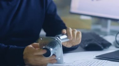 Erkek baş Çarkçı bileşenin dayanıklılık olup olmadığını denetler. Bilgisayar ekran 3d türbin/motor endüstriyel tasarım yazılımı ile yapılan gösterir.