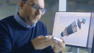 Erkek baş Çarkçı bileşenin dayanıklılık olup olmadığını denetler. Bilgisayar ekran 3d türbin/motor endüstriyel tasarım yazılımı ile yapılan gösterir.