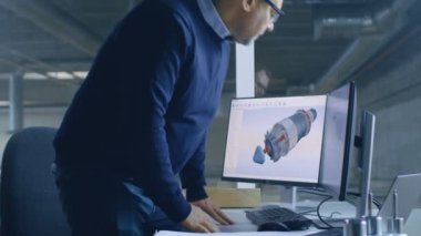 Erkek Şef Mühendis oturur üstünde özel bilgisayar Torna ile çalışma evinde başlar 3d türbin tasarımı / motor modeli ile Cad yazılımı yardım. 