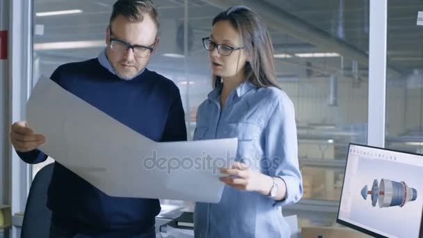 Wirtschaftsingenieurin und Chefkonstrukteurin arbeiten mit Bauplänen. Cad-Software läuft auf dem Computer und große Fabrik wird aus dem Fenster gesehen. — Stockvideo